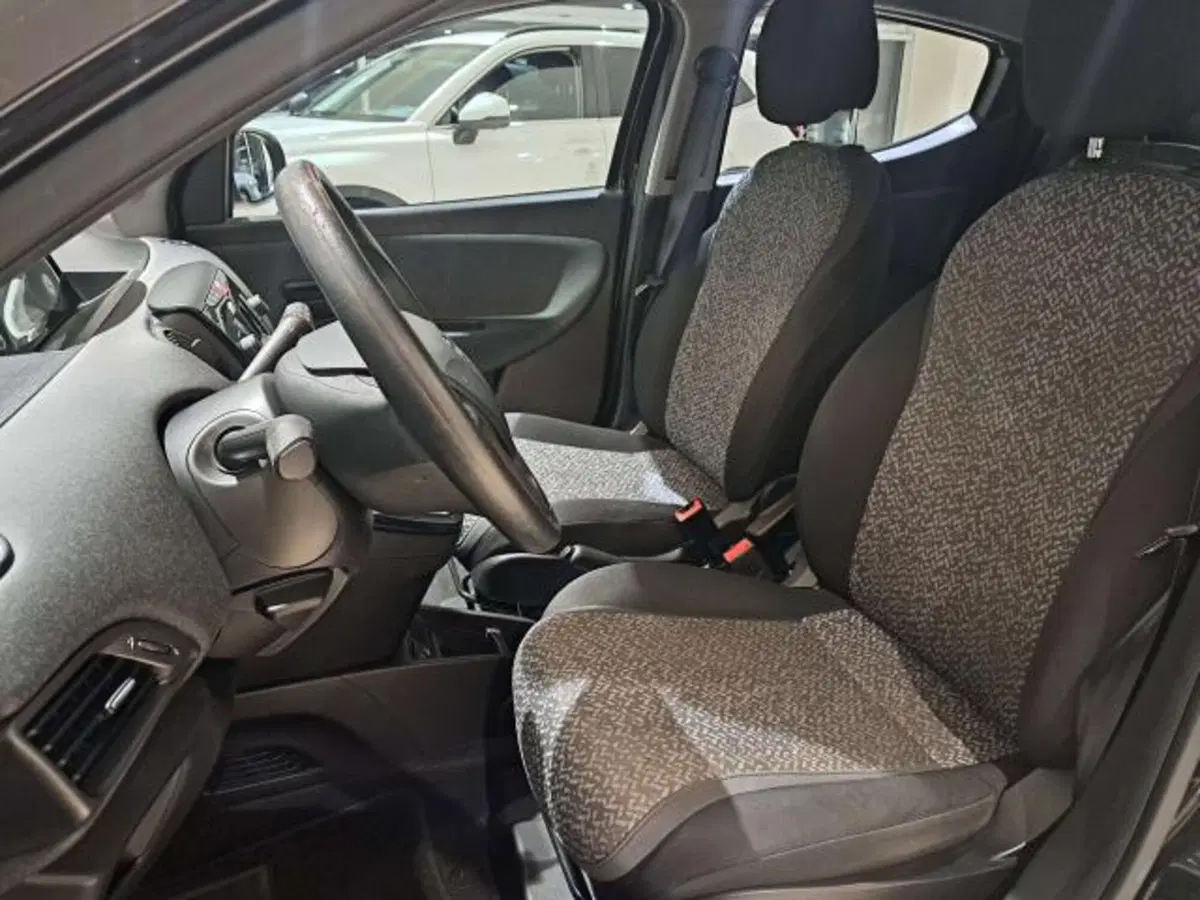 Lancia Ypsilon usata a Savona (10)