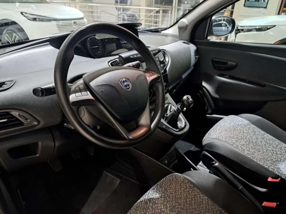 Lancia Ypsilon usata a Savona (11)