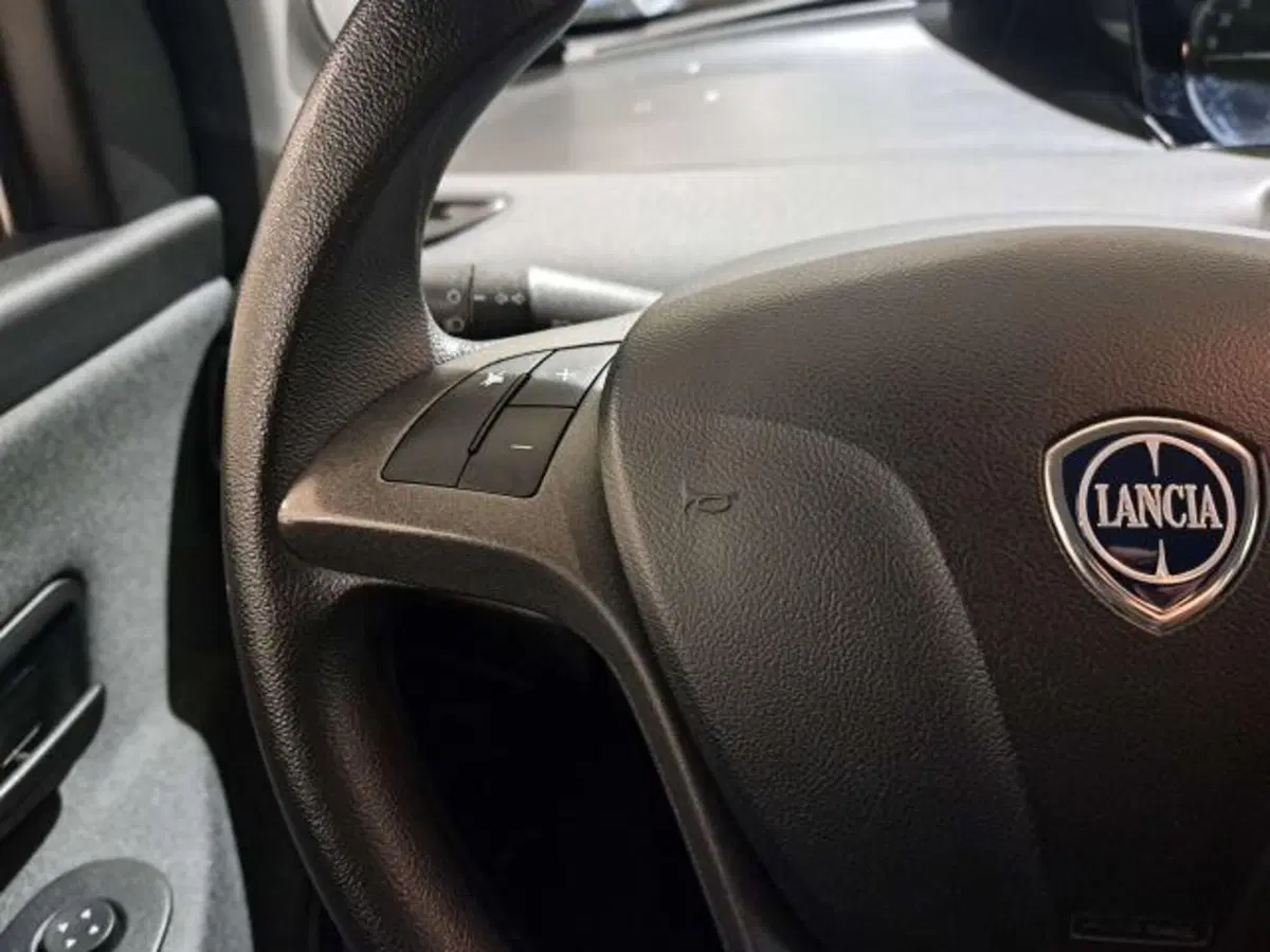 Lancia Ypsilon usata a Savona (14)