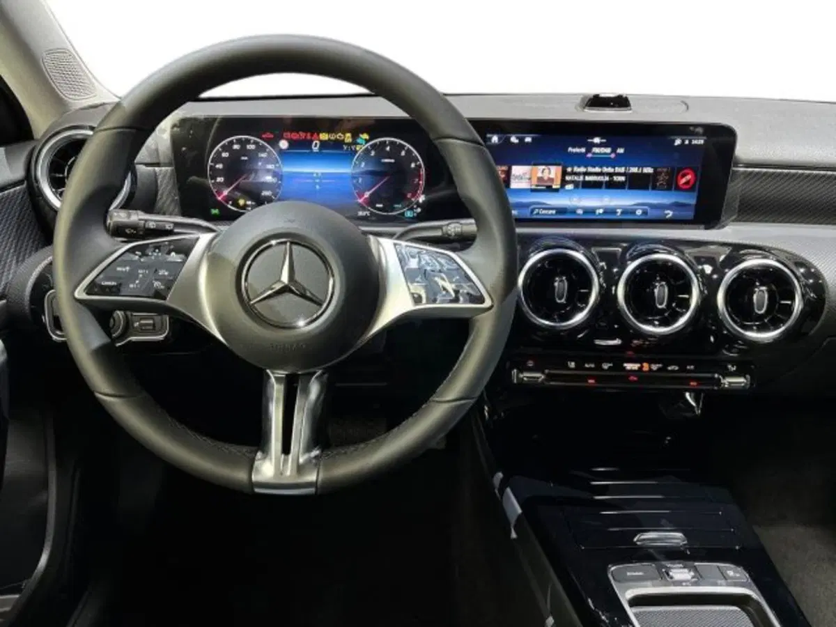 Mercedes-Benz Classe A nuova a Bologna (14)