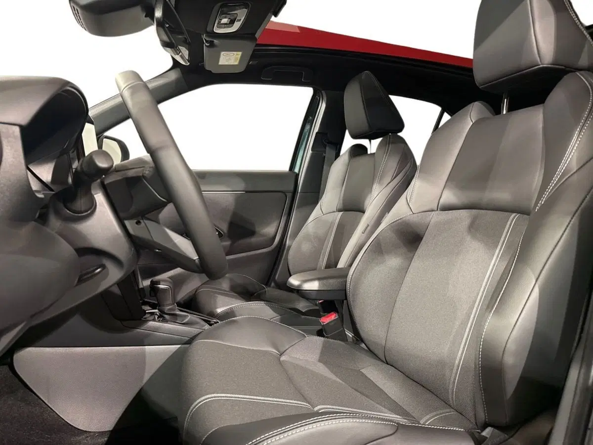Toyota Yaris Cross nuova a Lecco (10)