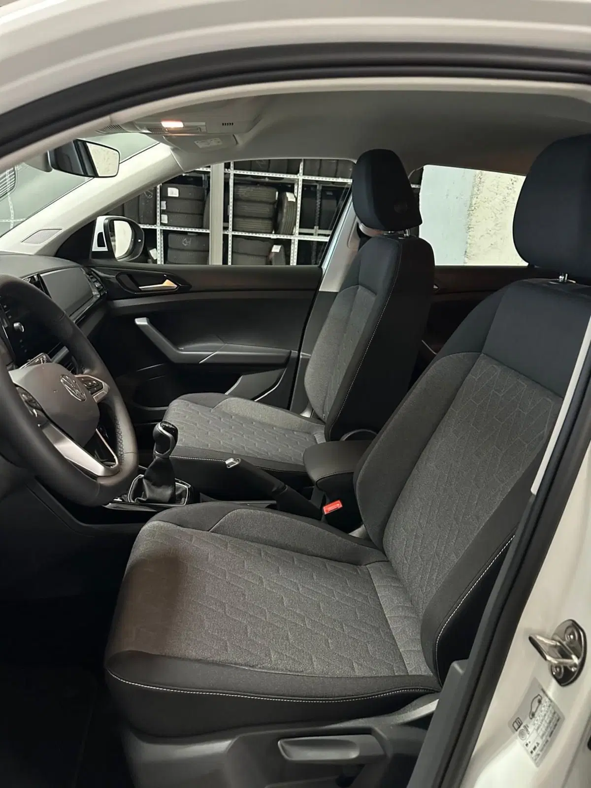 Volkswagen T-Cross nuova a Lecco (8)