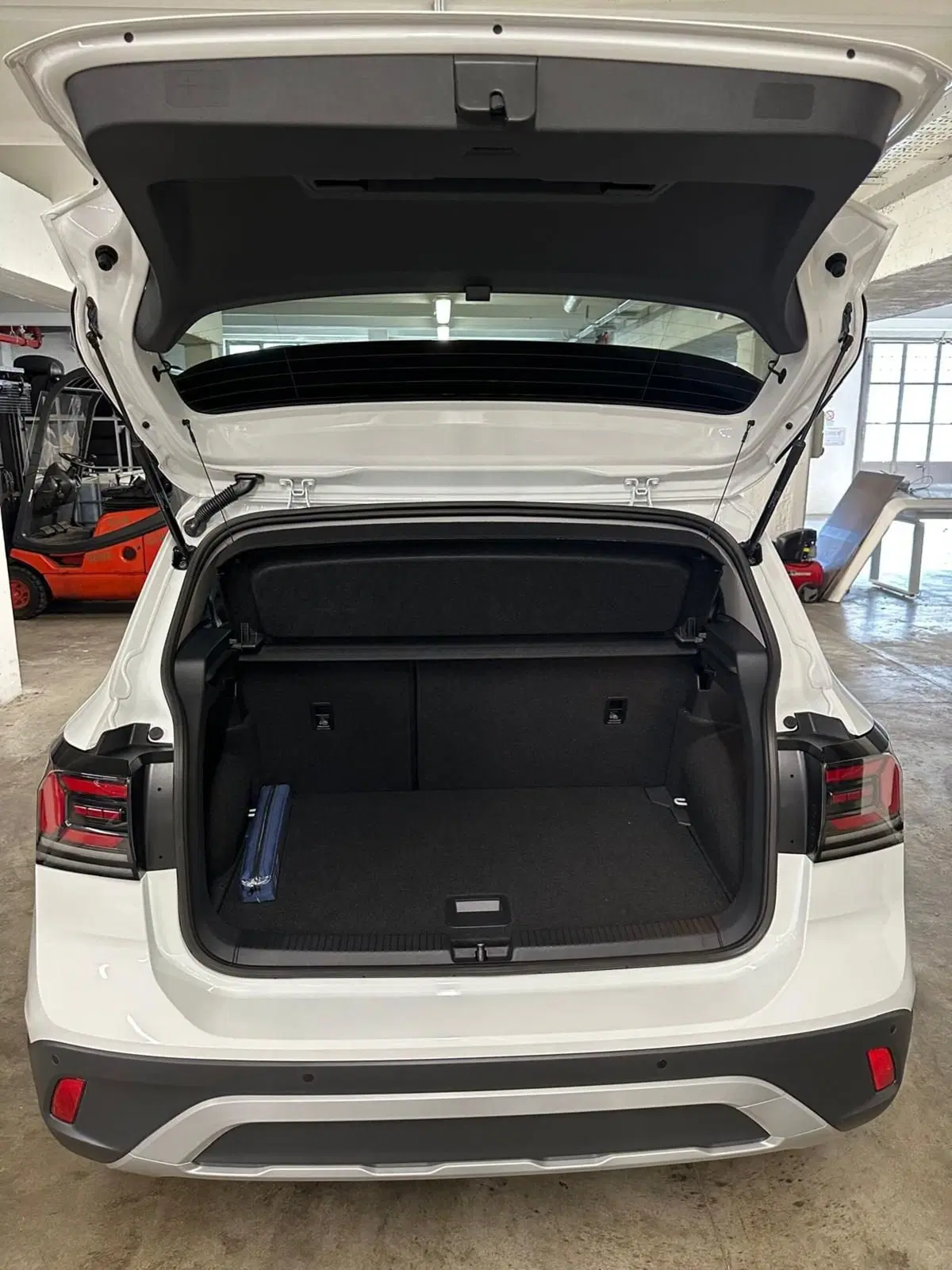 Volkswagen T-Cross nuova a Lecco (9)