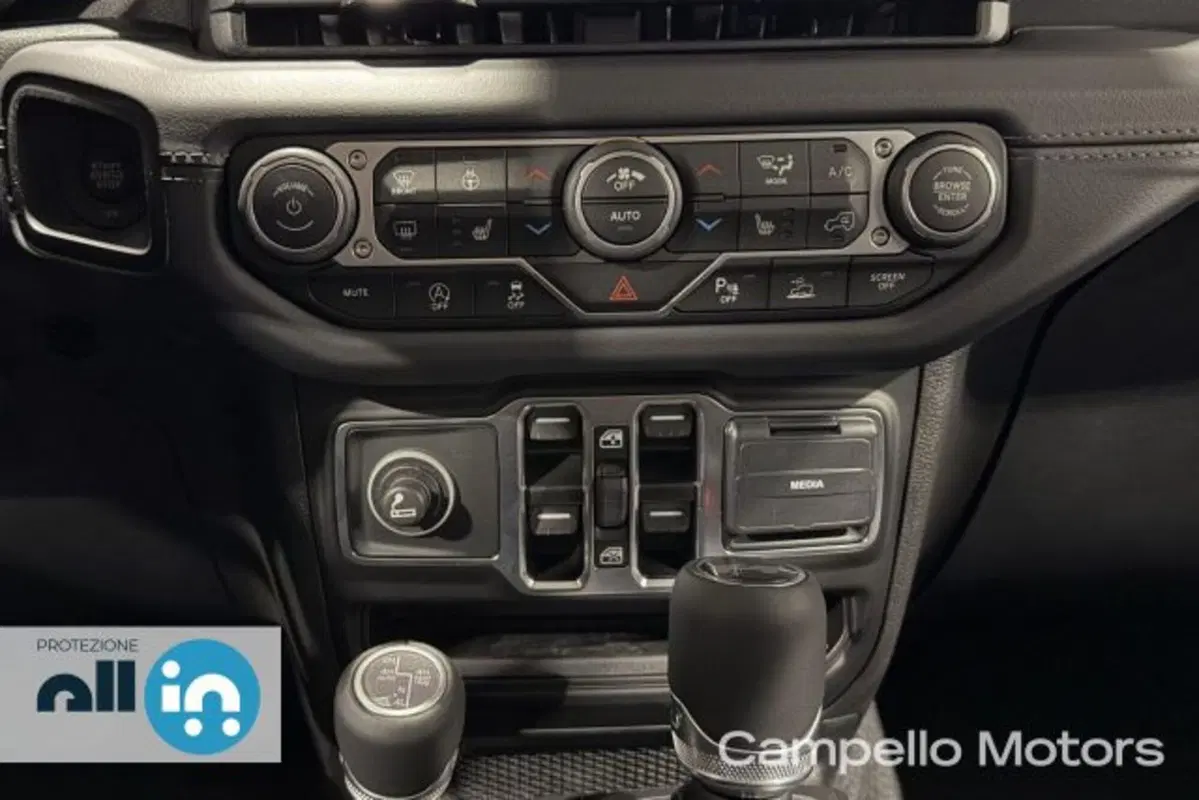 Jeep Wrangler Unlimited nuova a Venezia (12)