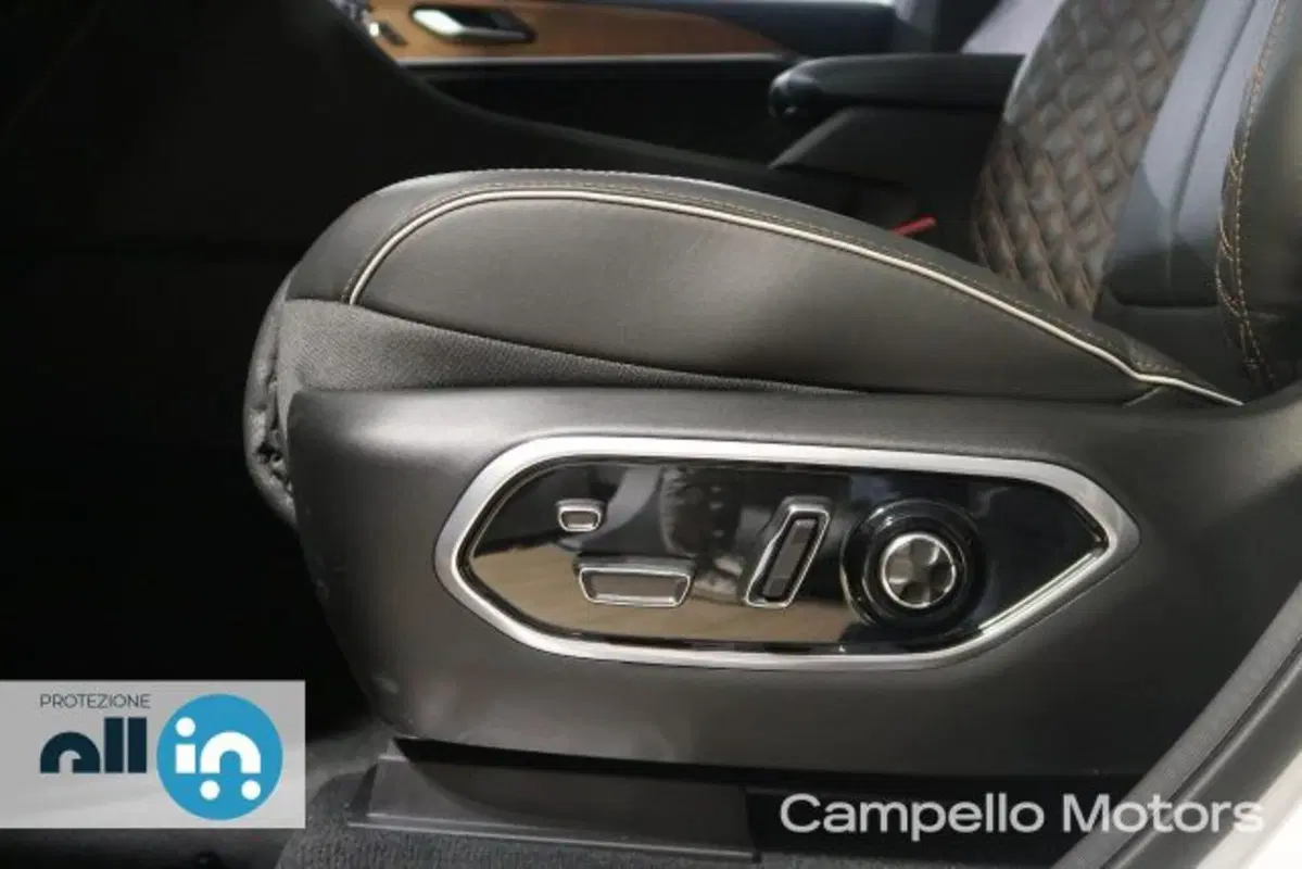 Jeep Grand Cherokee nuova a Venezia (17)
