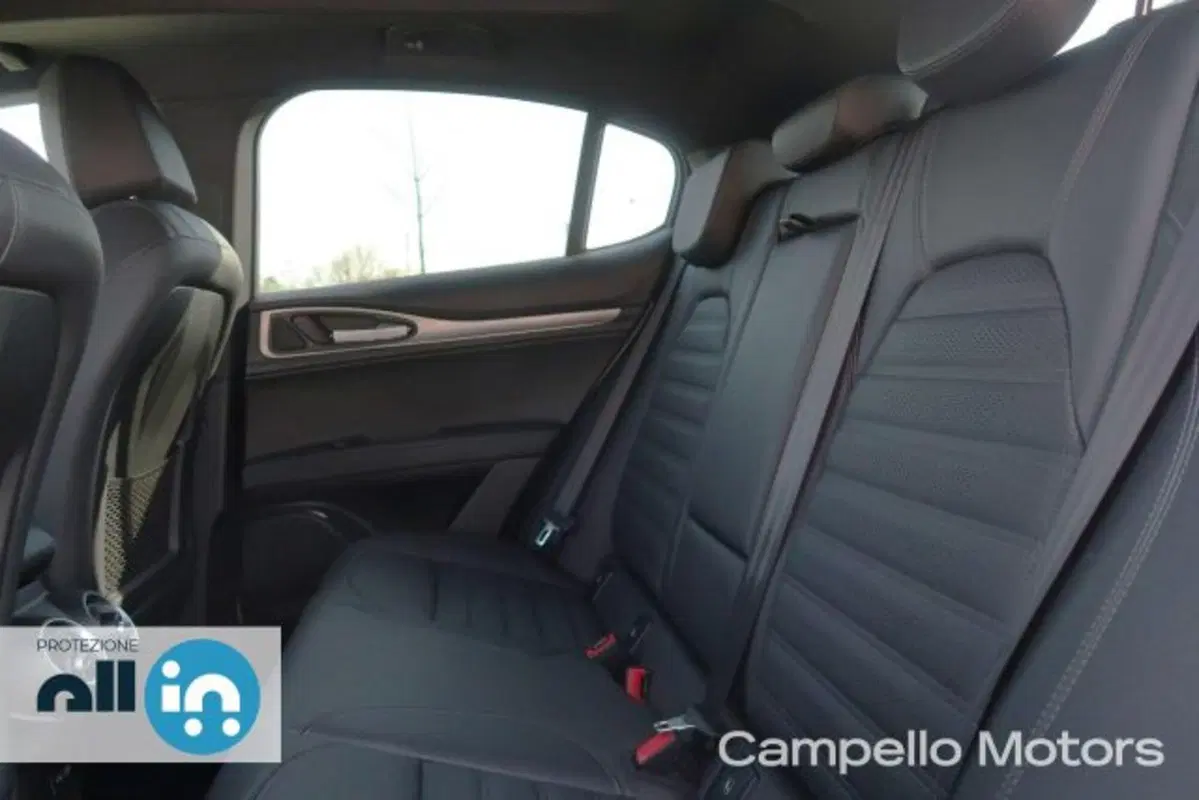 Alfa Romeo Stelvio nuova a Venezia (6)