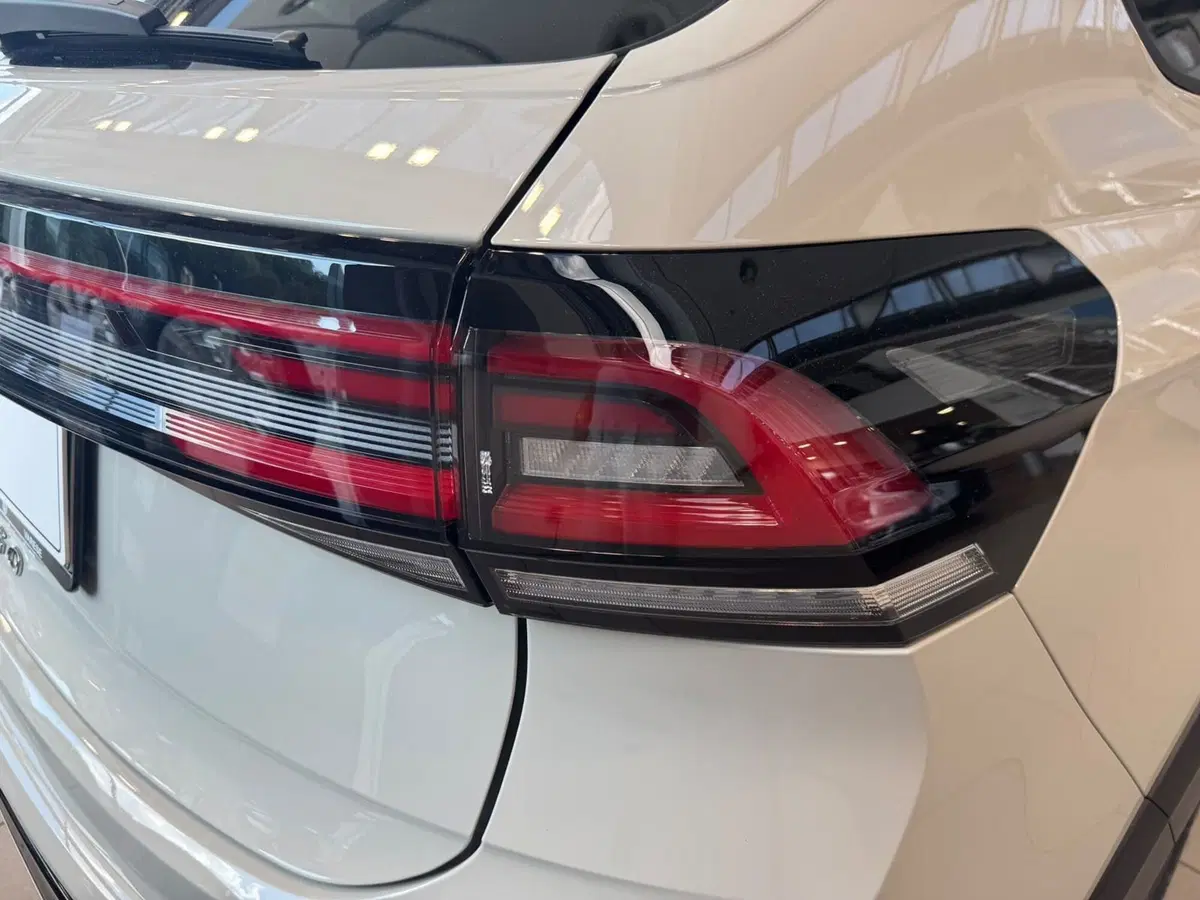 Volkswagen Taigo nuova a Varese (6)