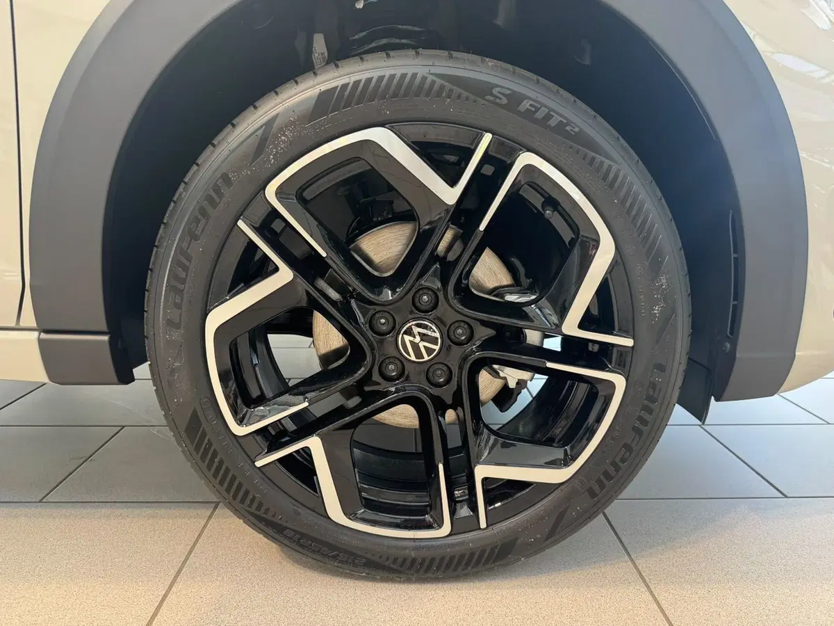 Volkswagen Taigo nuova a Varese (7)