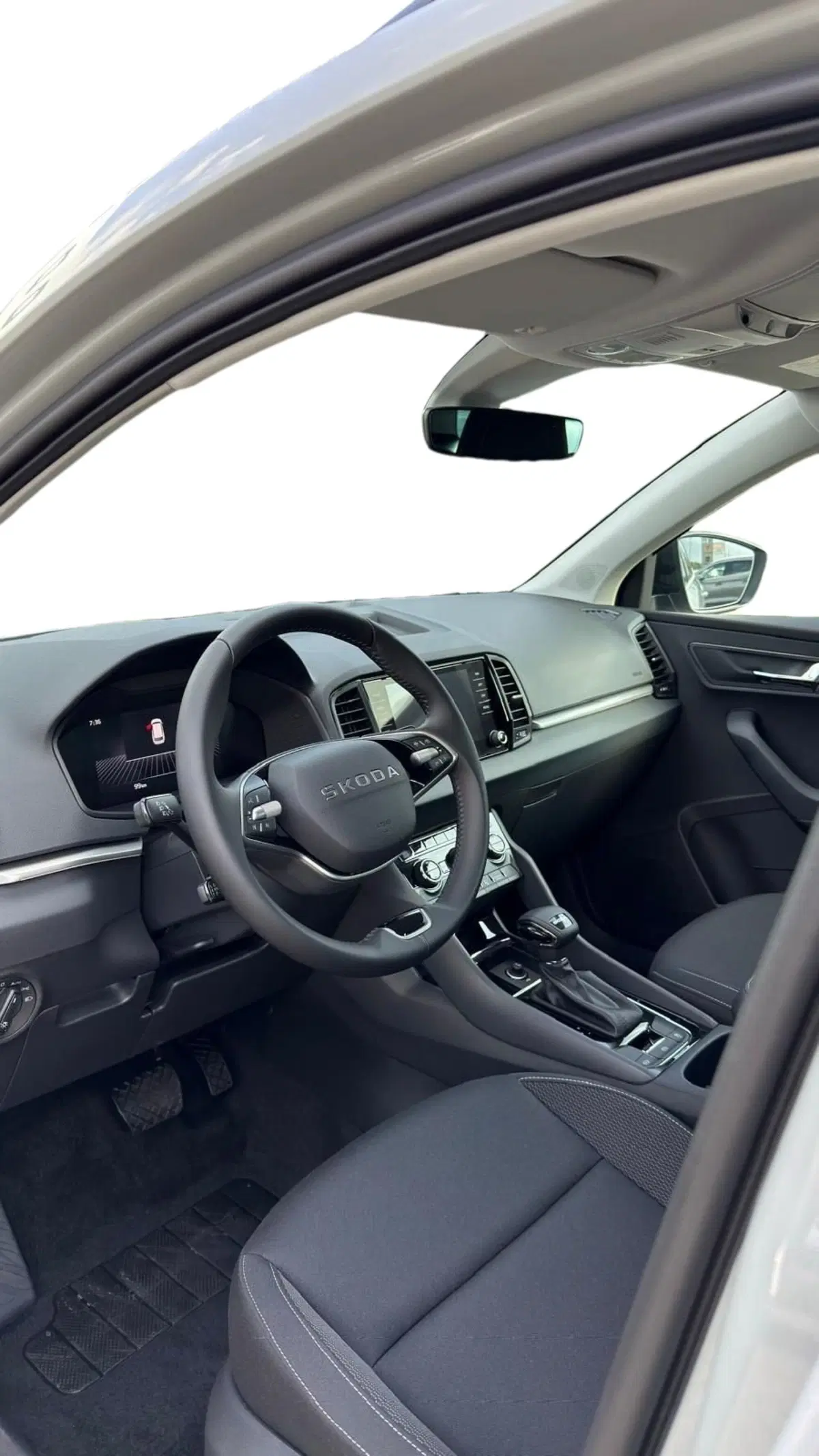 Skoda Karoq nuova a Lecco (9)