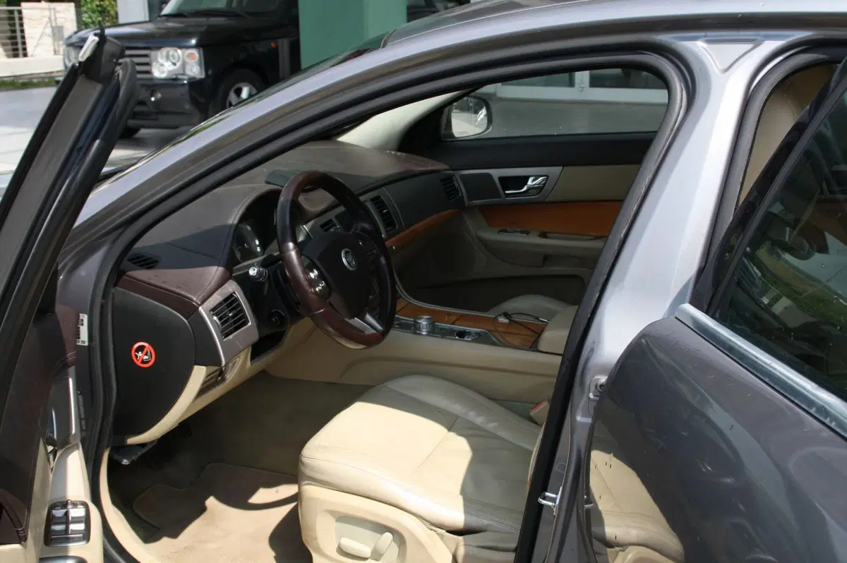 Jaguar XF usata a Pordenone (8)