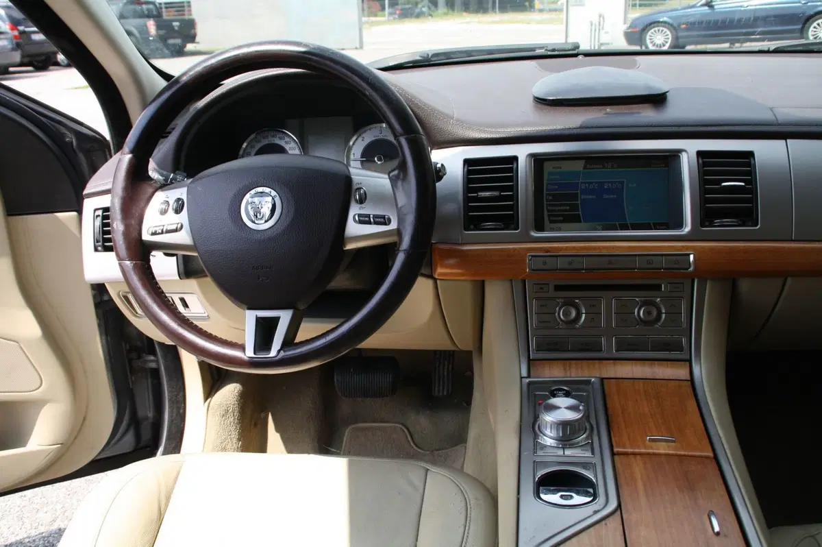 Jaguar XF usata a Pordenone (9)
