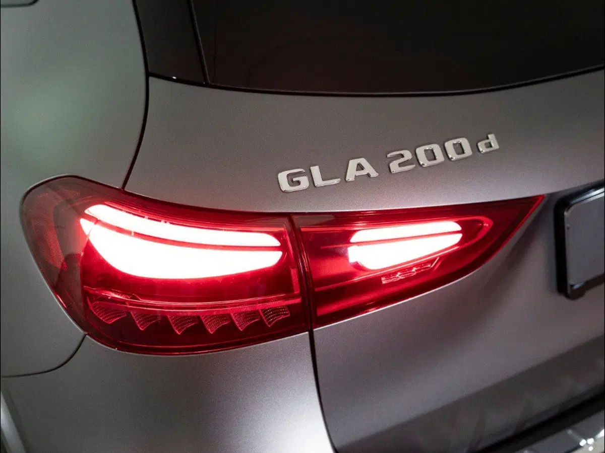 Mercedes-Benz GLA SUV nuova a Macerata (8)