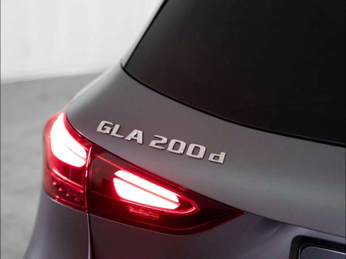Mercedes-Benz GLA SUV nuova a Macerata (9)