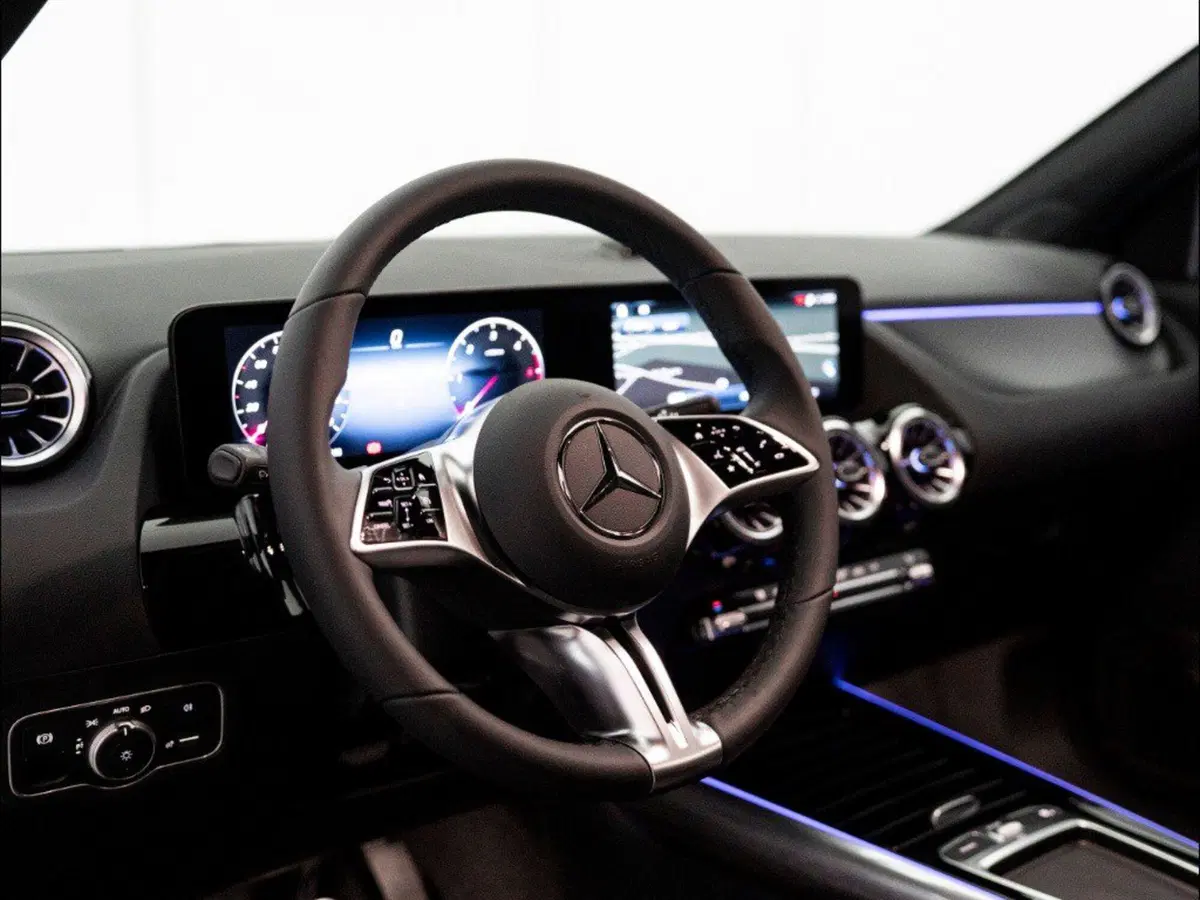 Mercedes-Benz GLA SUV nuova a Macerata (15)