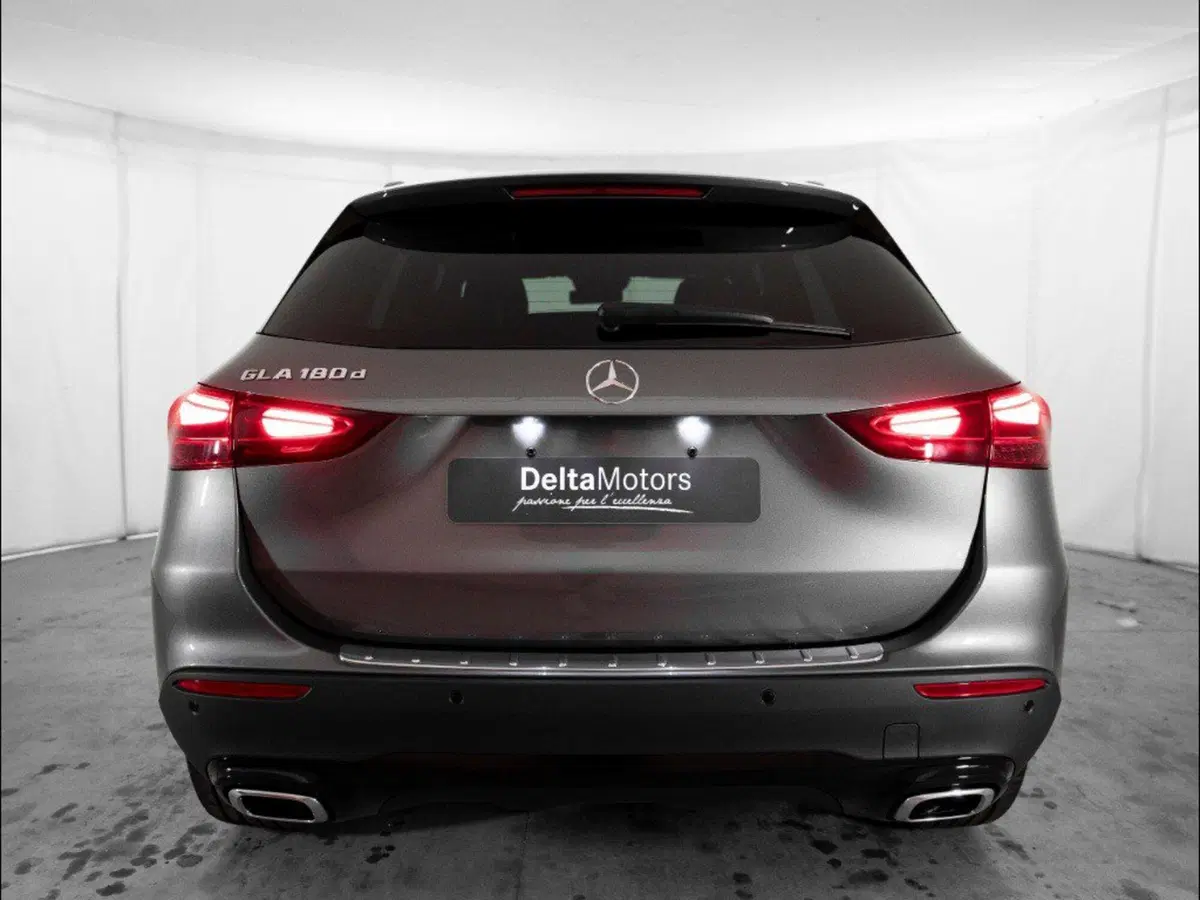 Mercedes-Benz GLA SUV nuova a Macerata (3)