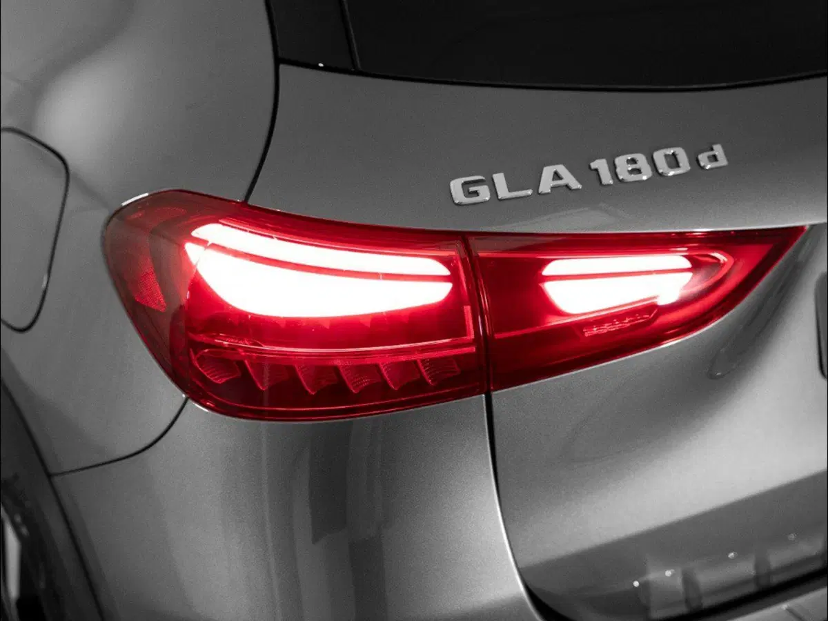 Mercedes-Benz GLA SUV nuova a Macerata (8)