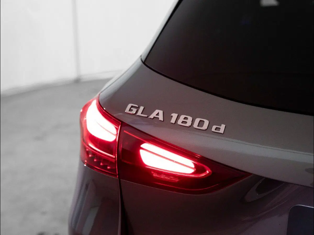 Mercedes-Benz GLA SUV nuova a Macerata (9)