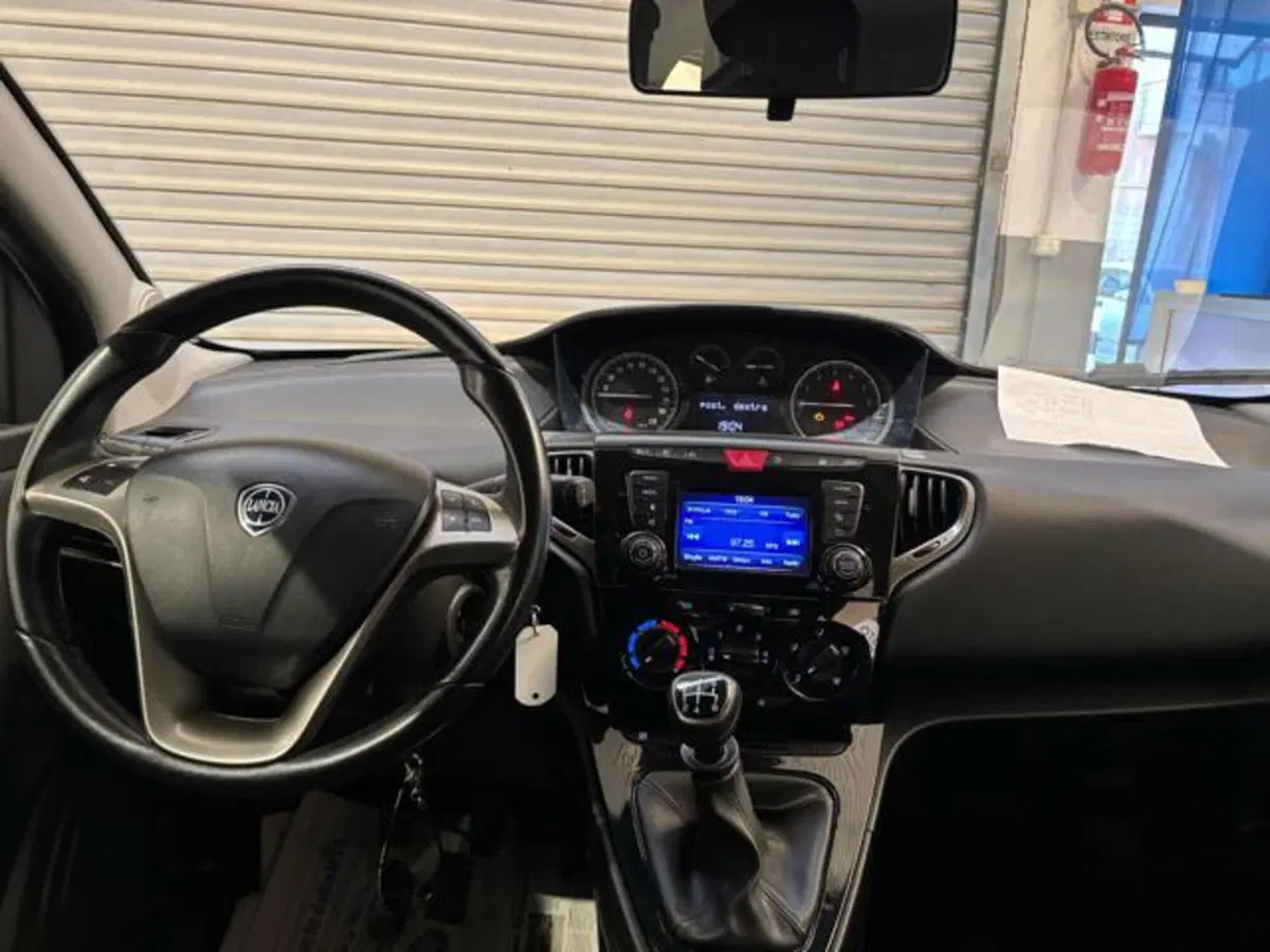 Lancia Ypsilon usata a Caserta (10)