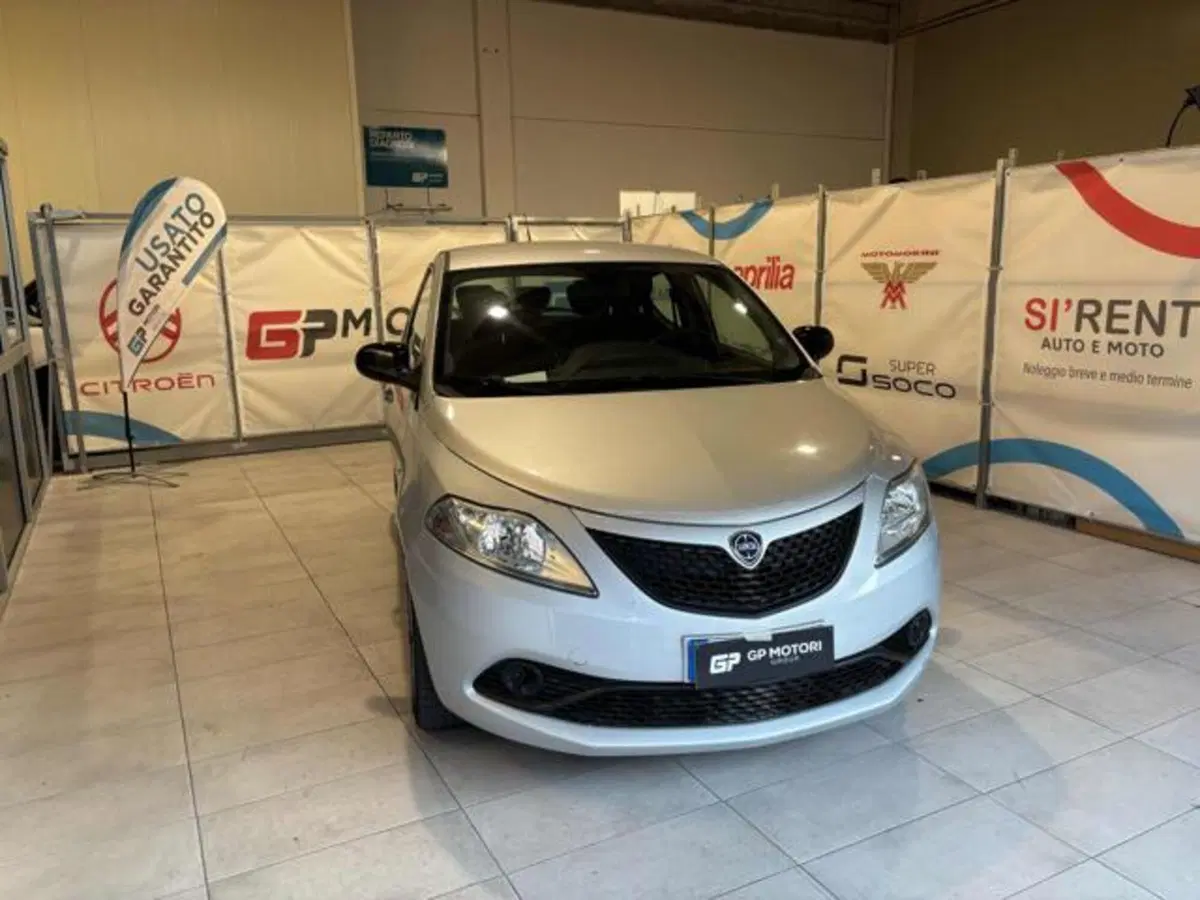 Lancia Ypsilon usata a Caserta (2)