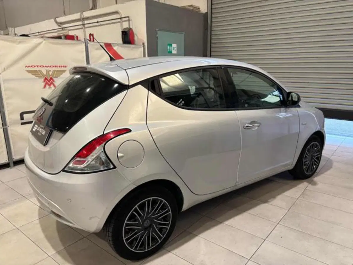 Lancia Ypsilon usata a Caserta (4)