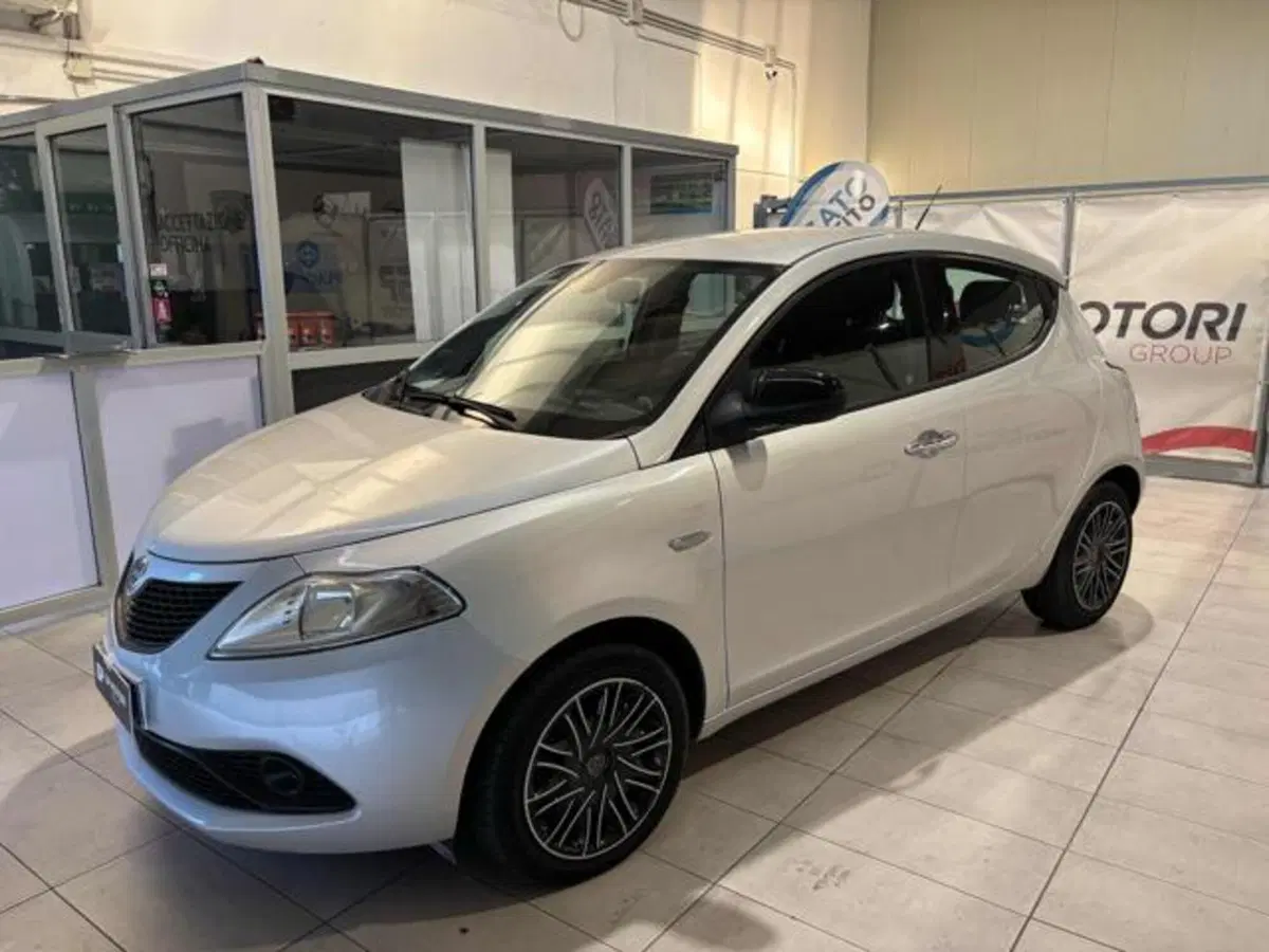 Lancia Ypsilon usata a Caserta (5)