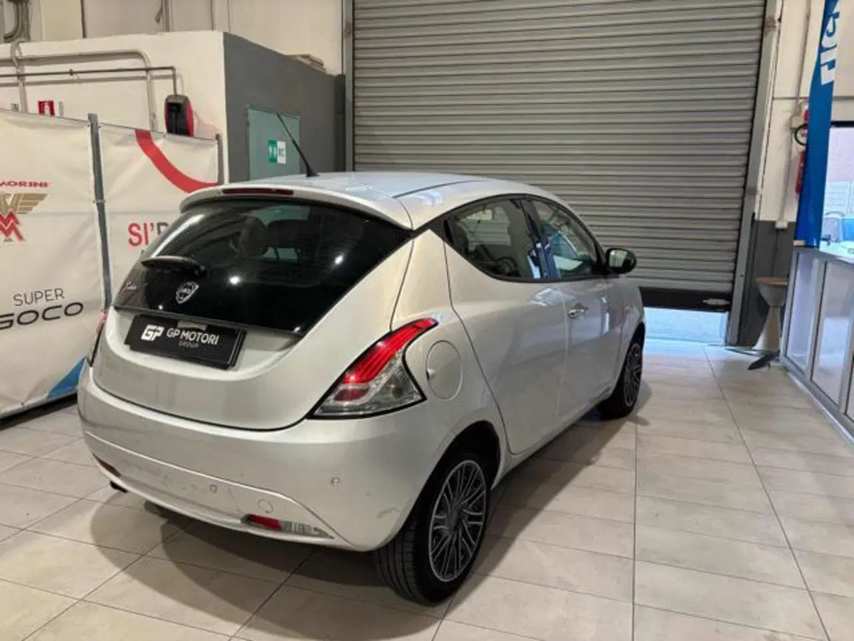Lancia Ypsilon usata a Caserta (6)