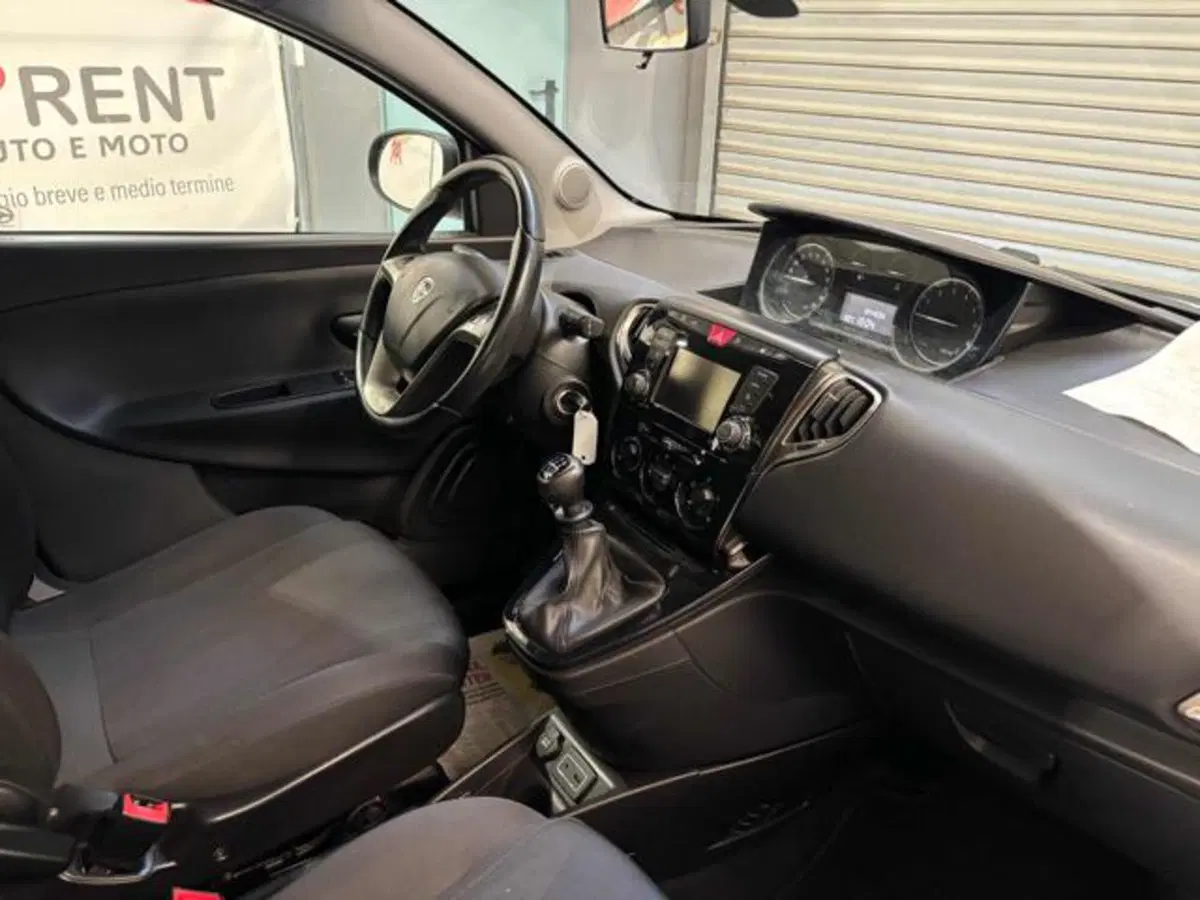Lancia Ypsilon usata a Caserta (7)