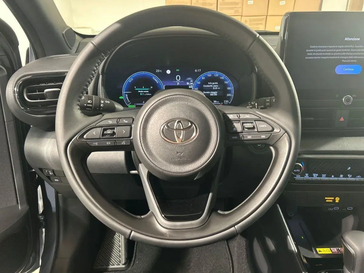 Toyota Yaris nuova a Lecco (15)