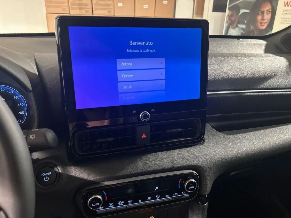 Toyota Yaris nuova a Lecco (18)