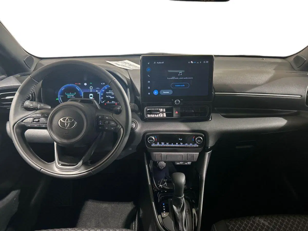 Toyota Yaris nuova a Lecco (8)