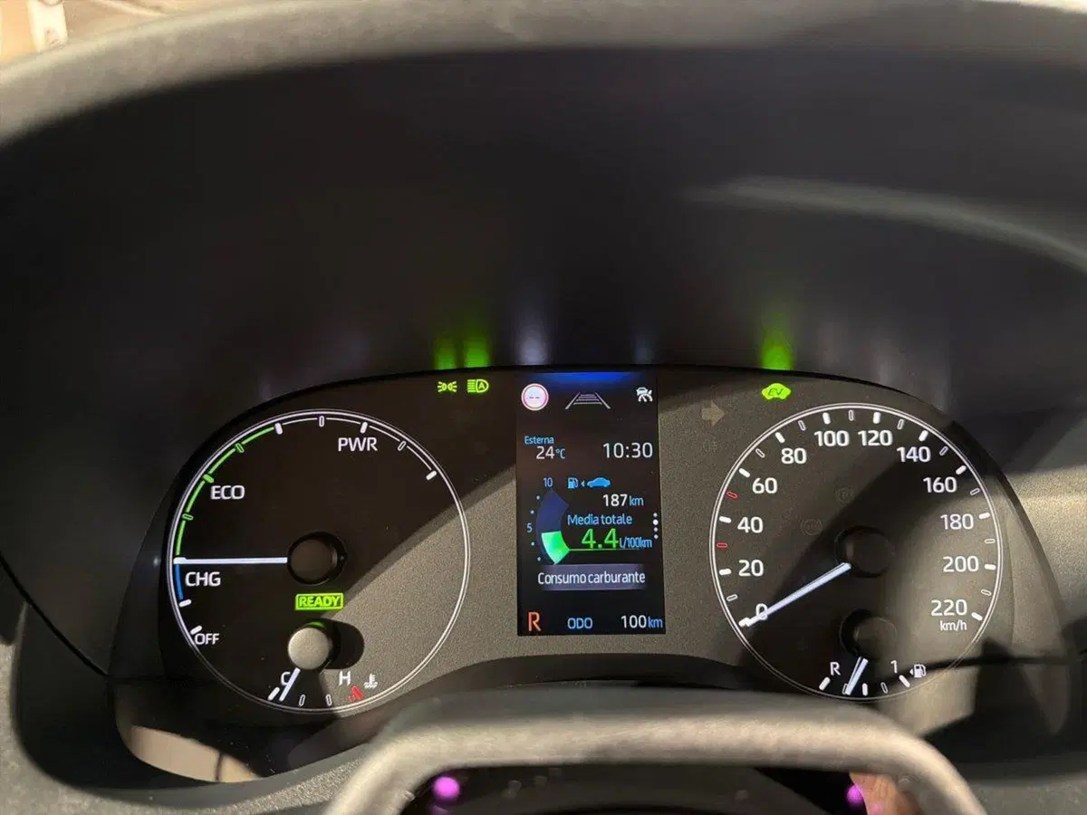 Toyota Yaris nuova a Lecco (9)