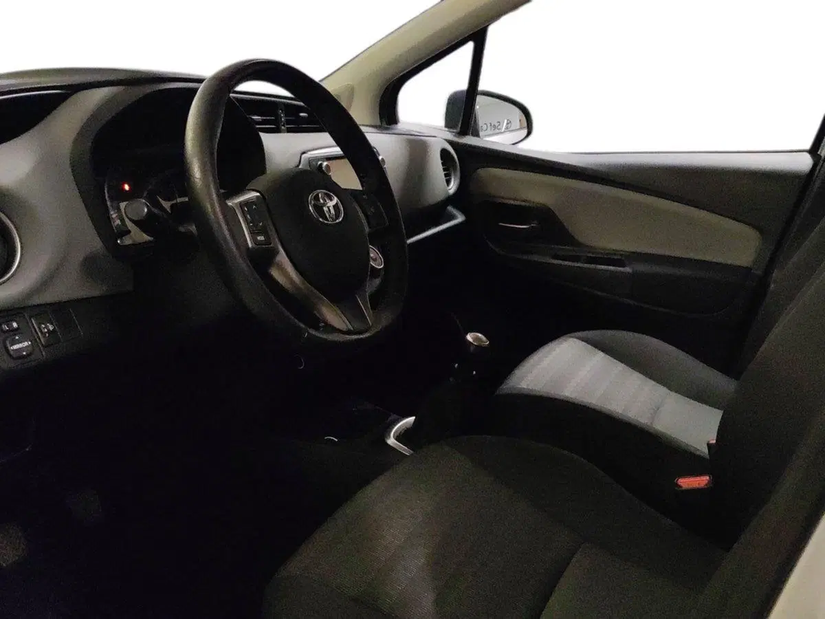 Toyota Yaris usata a Milano (8)