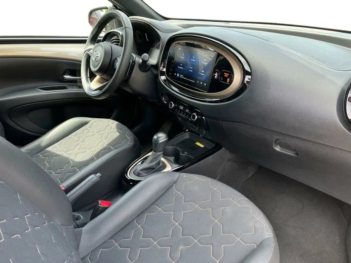 Toyota Aygo X usata a Lecco (16)