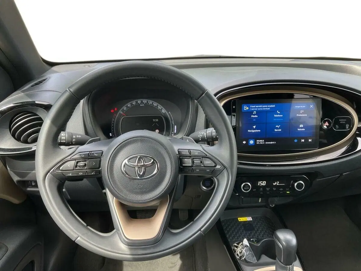 Toyota Aygo X usata a Lecco (8)