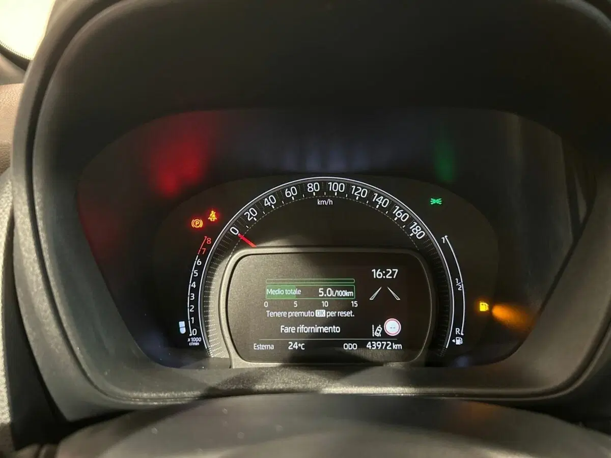 Toyota Aygo X usata a Lecco (10)