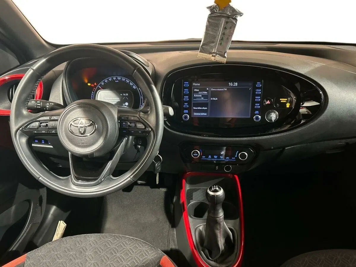 Toyota Aygo X usata a Lecco (9)