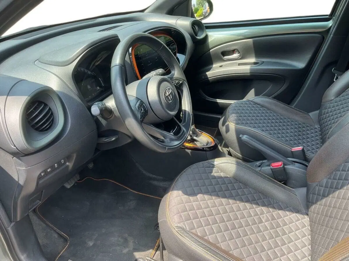 Toyota Aygo X usata a Lecco (7)