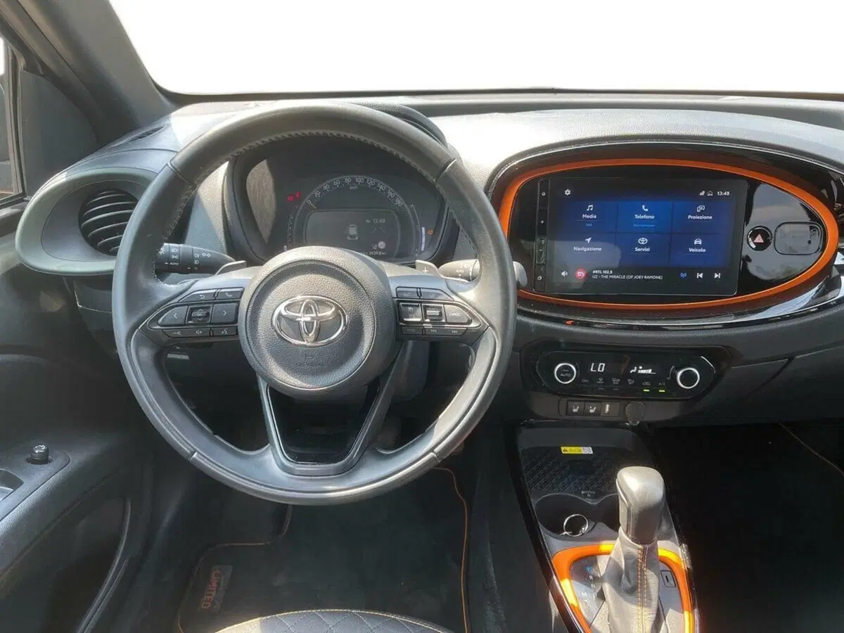 Toyota Aygo X usata a Lecco (8)