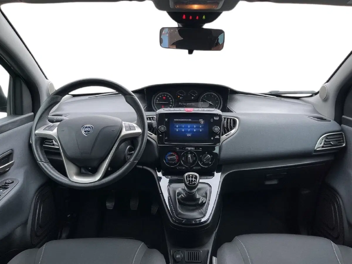 Lancia Ypsilon usata a Torino (10)