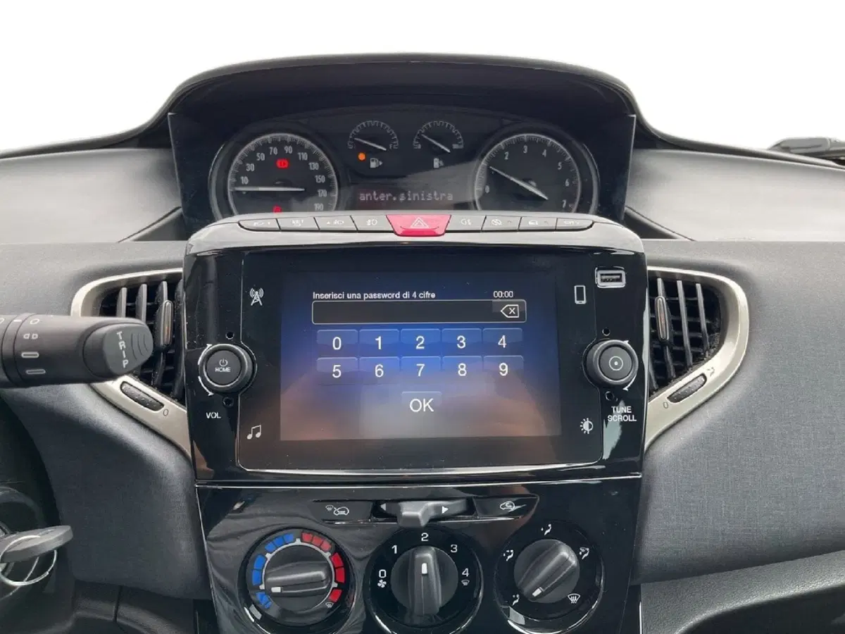 Lancia Ypsilon usata a Torino (13)