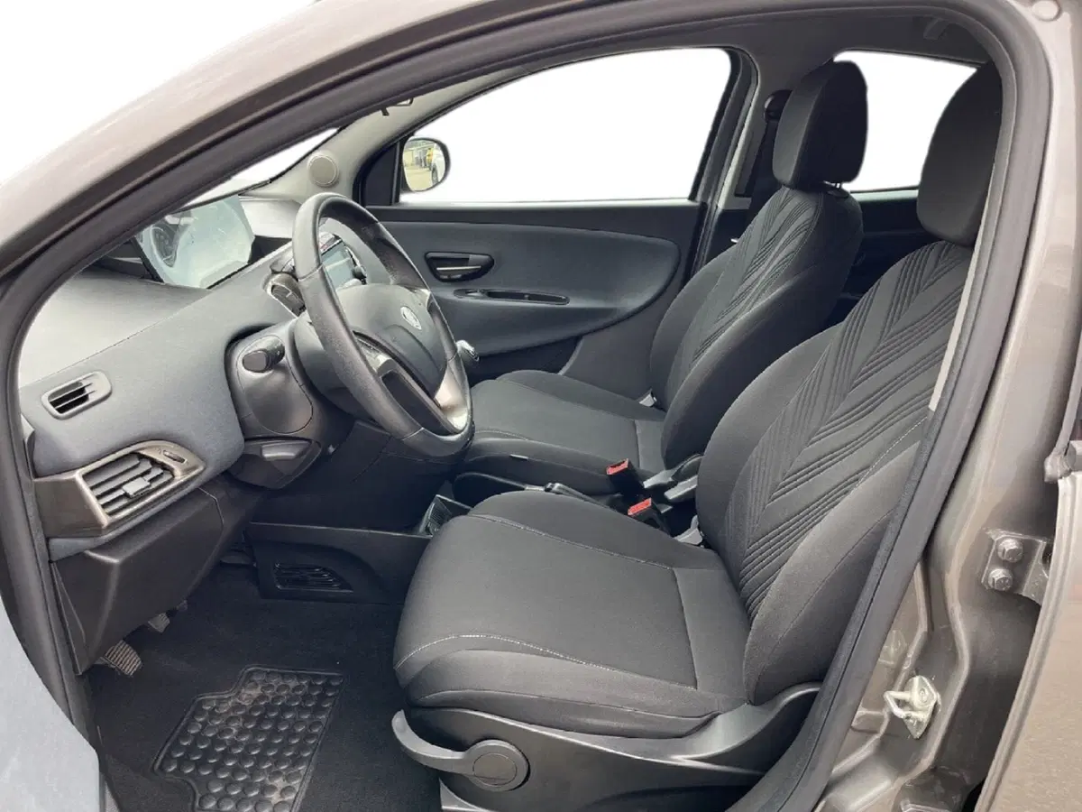 Lancia Ypsilon usata a Torino (9)