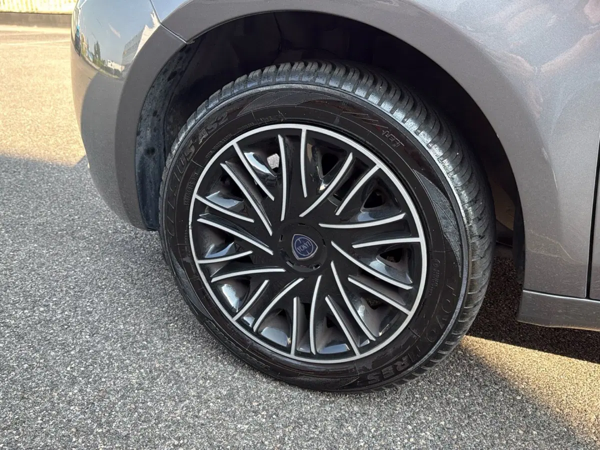 Lancia Ypsilon usata a Mantova (15)