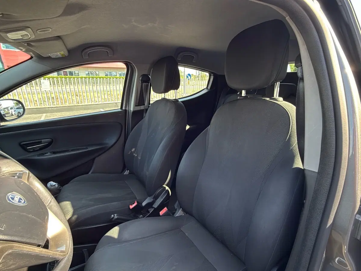Lancia Ypsilon usata a Mantova (17)