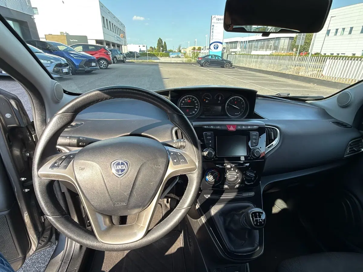 Lancia Ypsilon usata a Mantova (18)