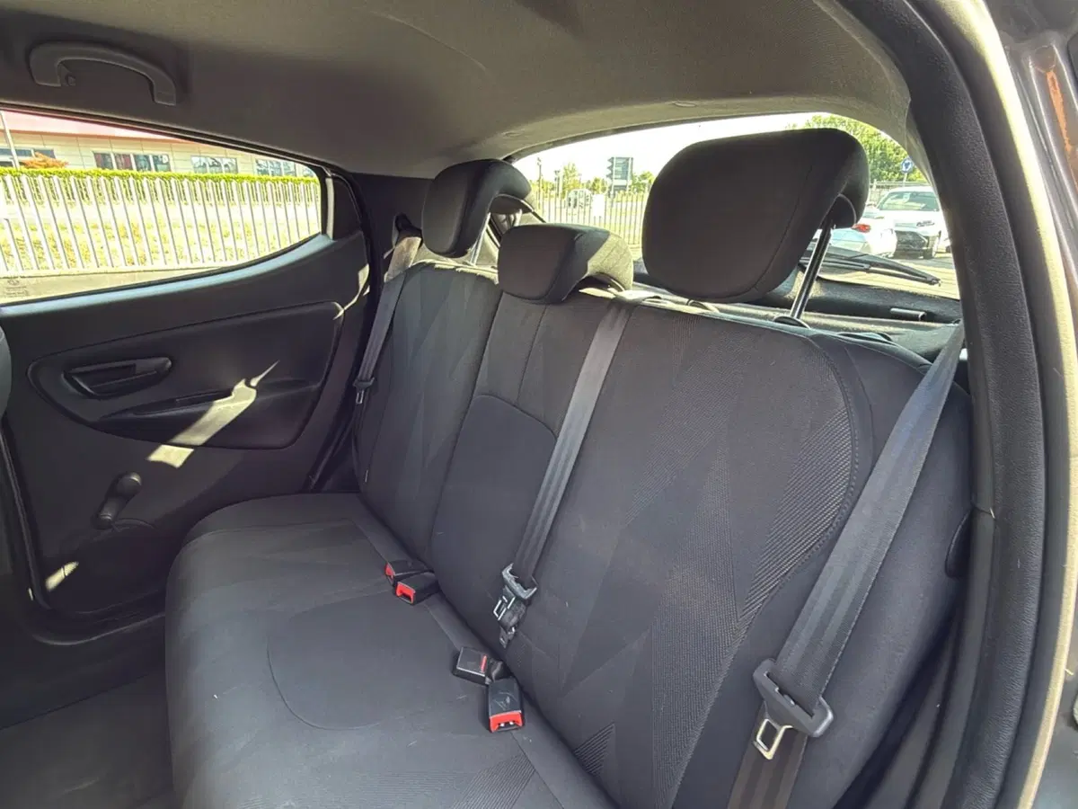 Lancia Ypsilon usata a Mantova (19)