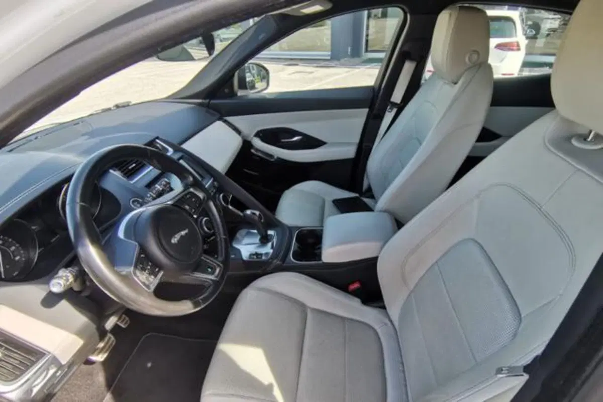 Jaguar E-Pace usata a Udine (6)