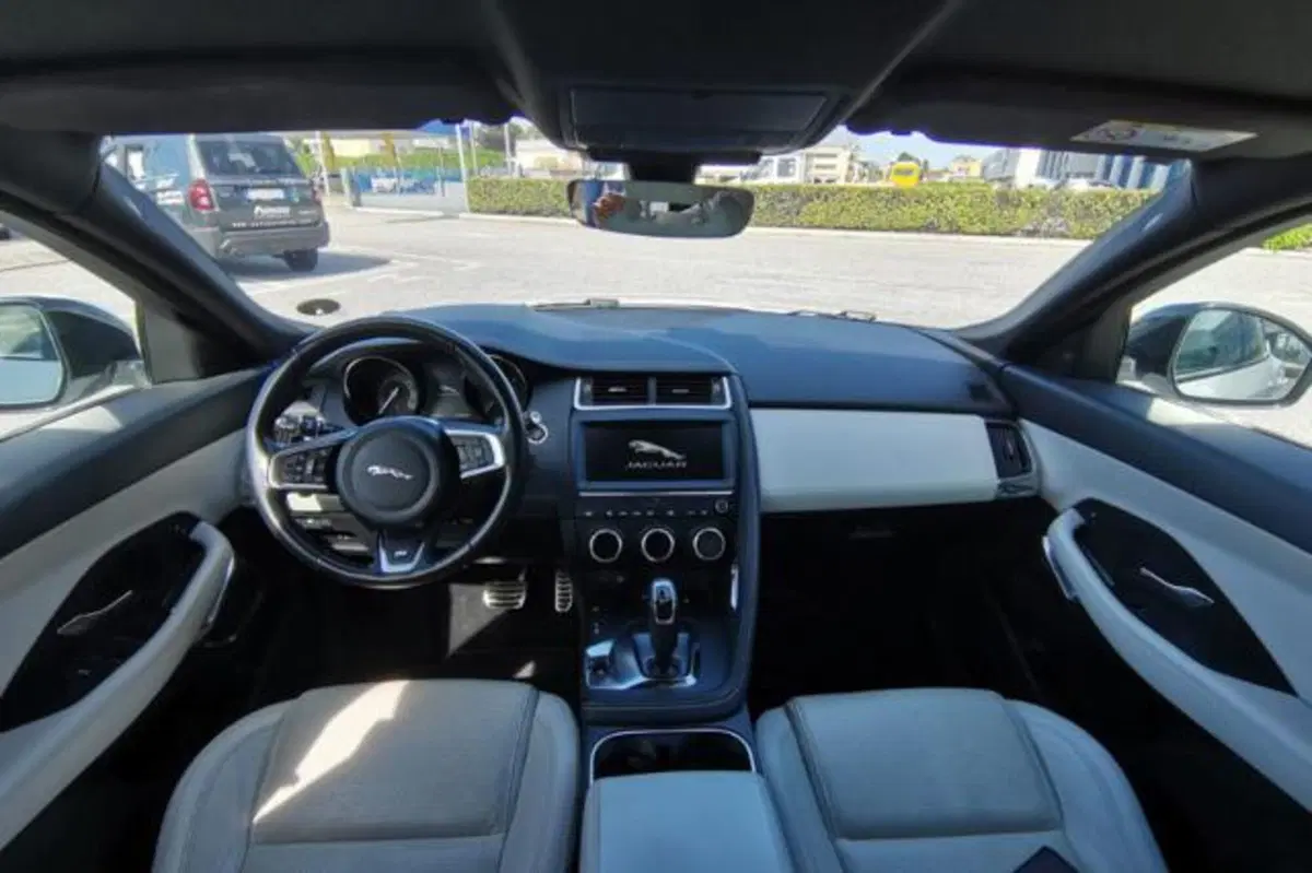 Jaguar E-Pace usata a Udine (8)