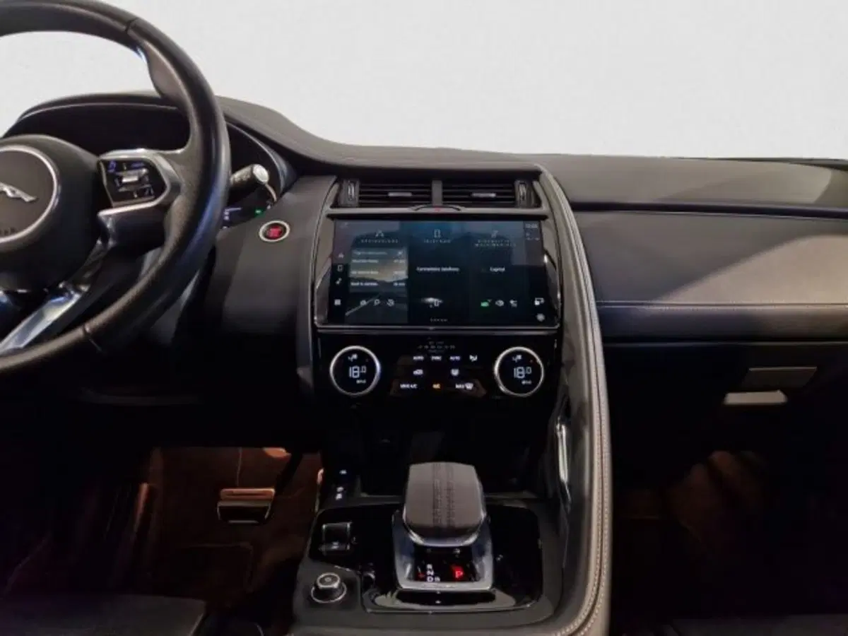 Jaguar E-Pace usata a Livorno (15)