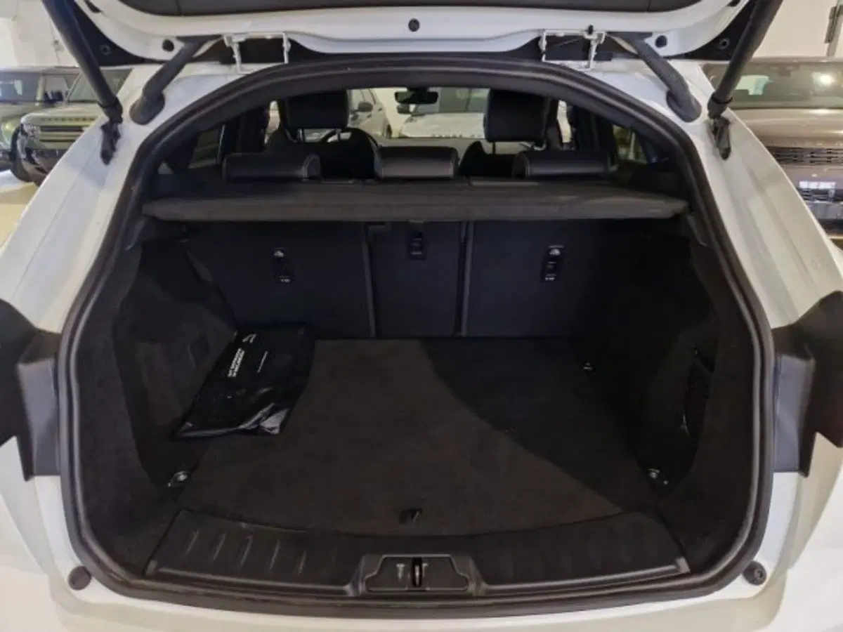 Jaguar E-Pace usata a Livorno (18)