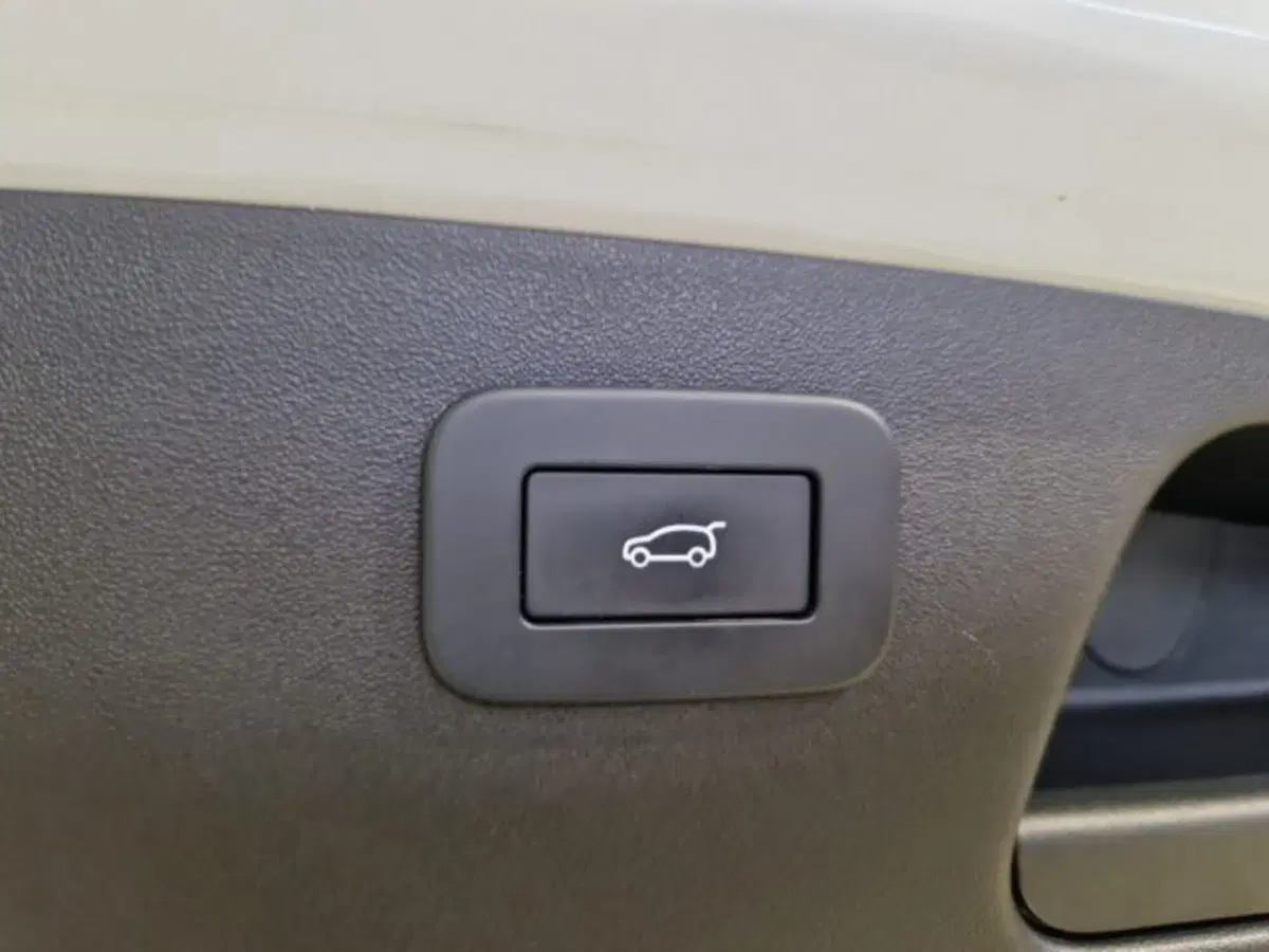 Jaguar E-Pace usata a Livorno (19)